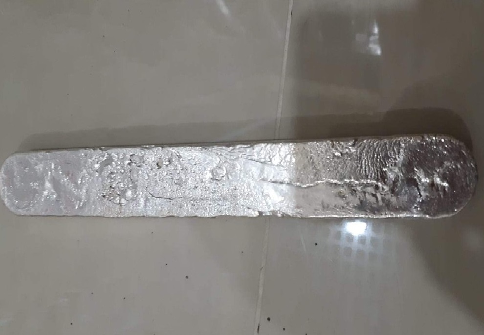 Tiếp xúc trực tiếp với các hóa chất tẩy rửa làm bạc dễ bị đen, xỉn màu